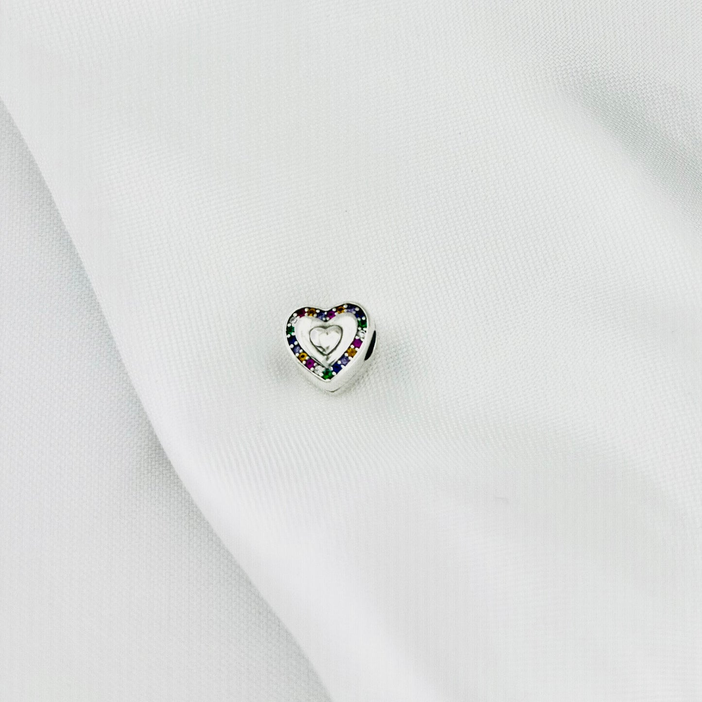 BROCHE CORAZÓN ARCOÍRIS