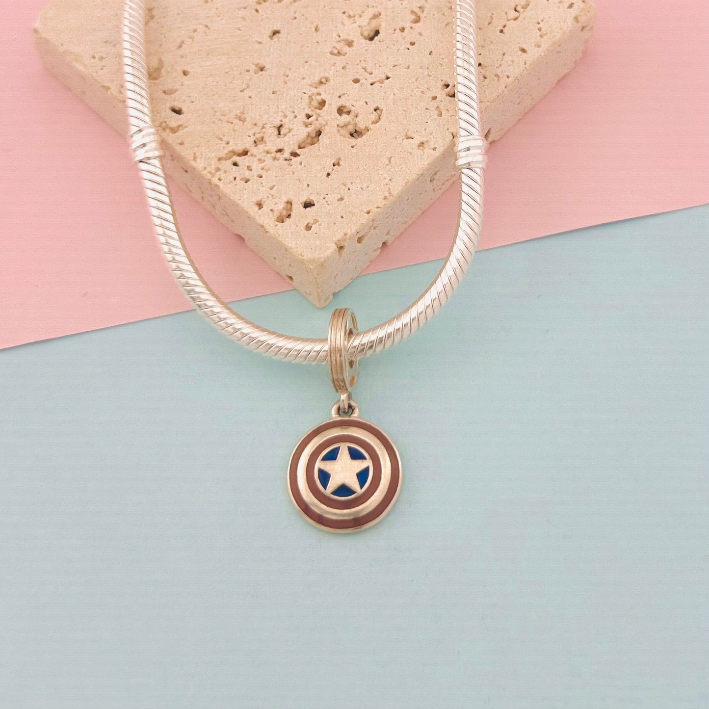 CHARM ESCUDO CAPITÁN AMÉRICA