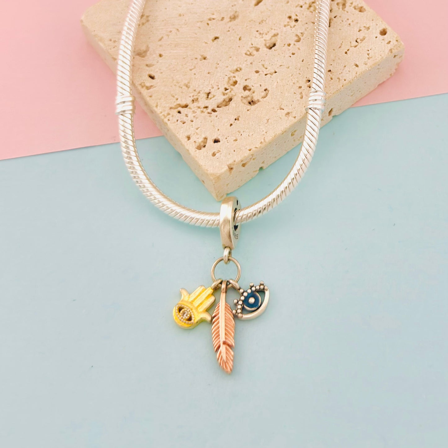 CHARM COLGANTE ESPIRITUALIDAD JAMSA, OJO QUE TODO LO VE Y PLUMA