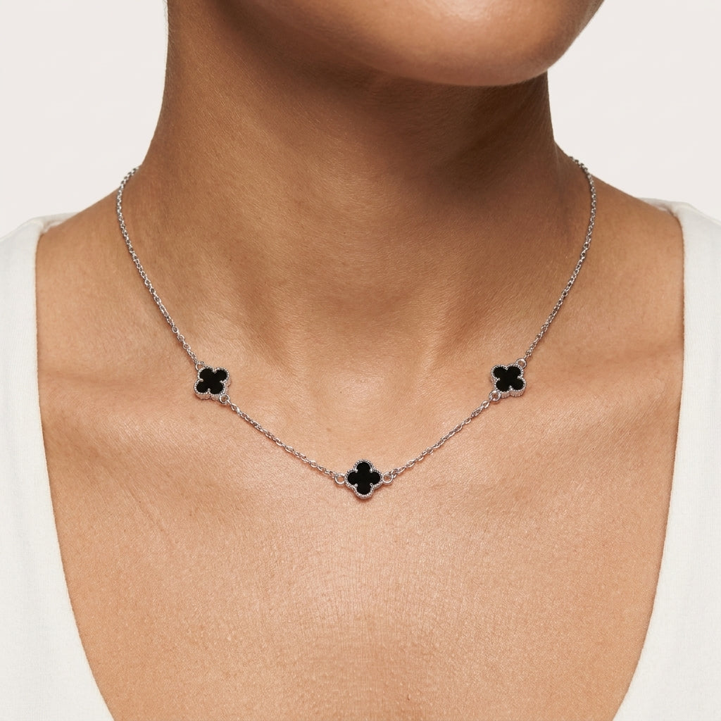 COLLAR TRIPLE TRÉBOL ONIX ESSENTIAL